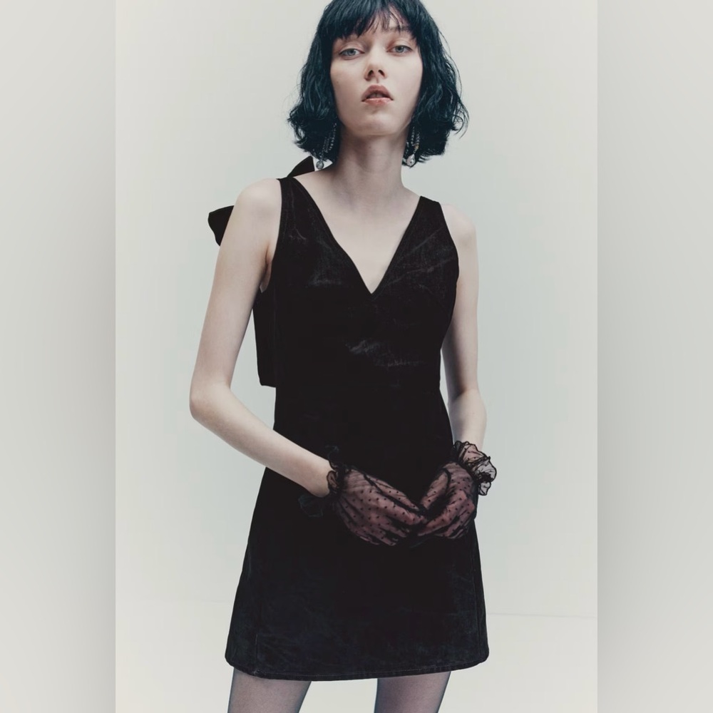 H&M STUDIO COLLECTION
NWT BLACK BOW-DETAIL MINI BLACK DRESS SIZE LARGE